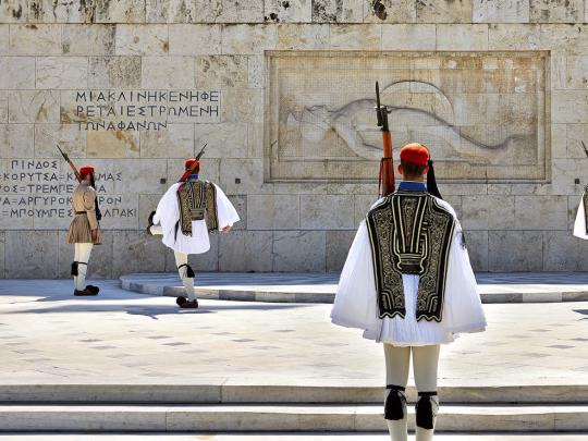 यूनानी रक्षकों का परिवर्तन, आकर्षण के पास होटल मेट्रोपोलिस (बड़ी तस्वीर)