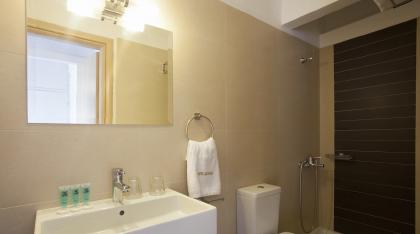 Panorama triple room bathroom.jpg