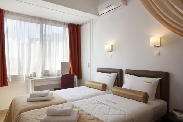 Standard double or twin room with 2 single beds well lit room hu 2484ede264c62124.jpg