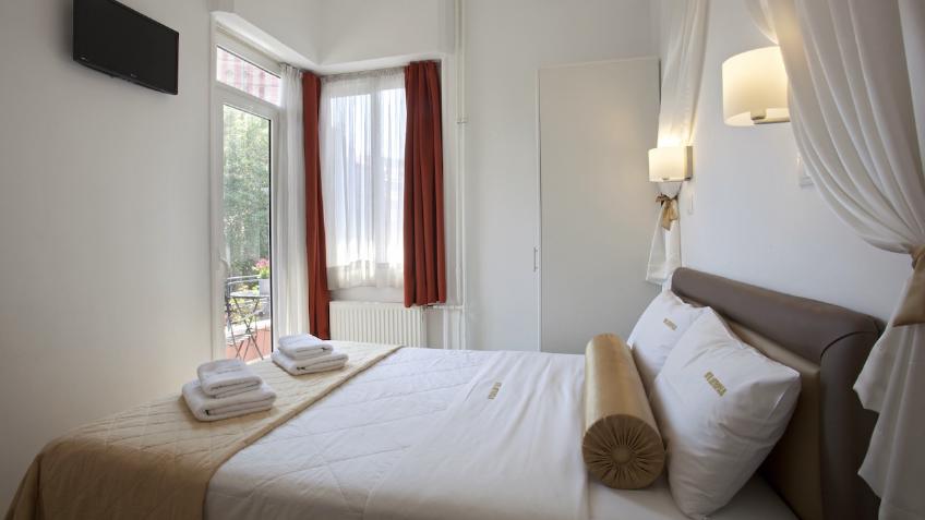 Standard double or twin room with ddouble bed and corner balcony.jpg