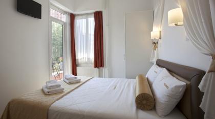 Standard double or twin room with ddouble bed and corner balcony.jpg
