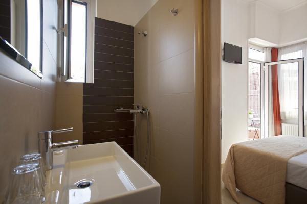Standard double or twin room with double bed and bathroom hu e4aabda355d44004.jpg