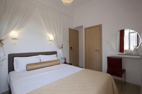 Standard double or twin room with double bed mirror and desk hu 43810804087002c6.jpg