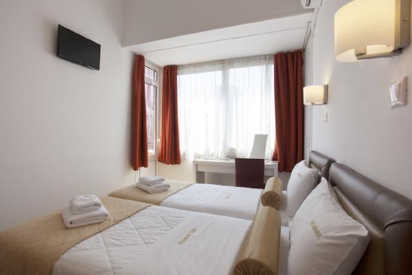 Standard double or twin room with twin bed well lit room hu e0aa1398beb1309b.jpg