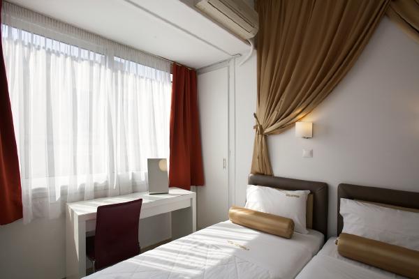 Standard double or twin room with twin bed with cabinet and desk hu edb22ed9b2bebddb.jpg