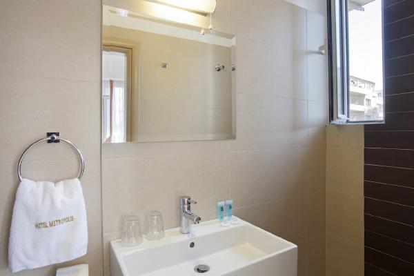 Standard double room bathroom hu 32974a1072a69944.jpg