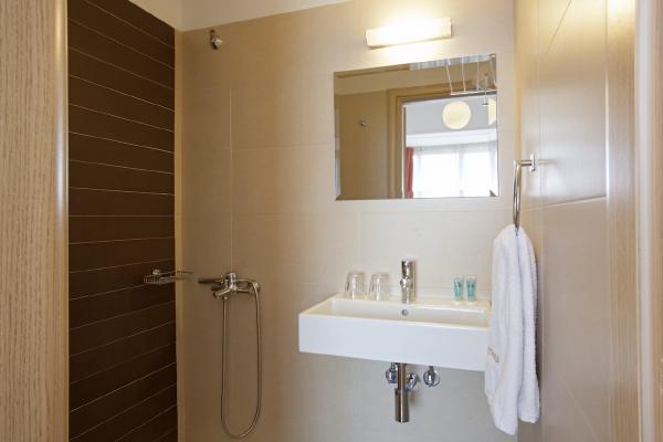 Standard twin room bathroom hu 3c83d3c6d687734a.jpg