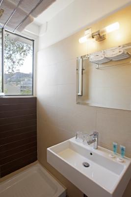 Superior double room bathroom with acropolis view hu 3e79e43a8d5b8eb3.jpg